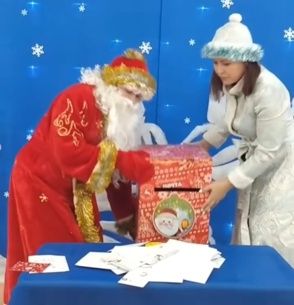 Дед Мороз открывает волшебную почту и читает письма от детей