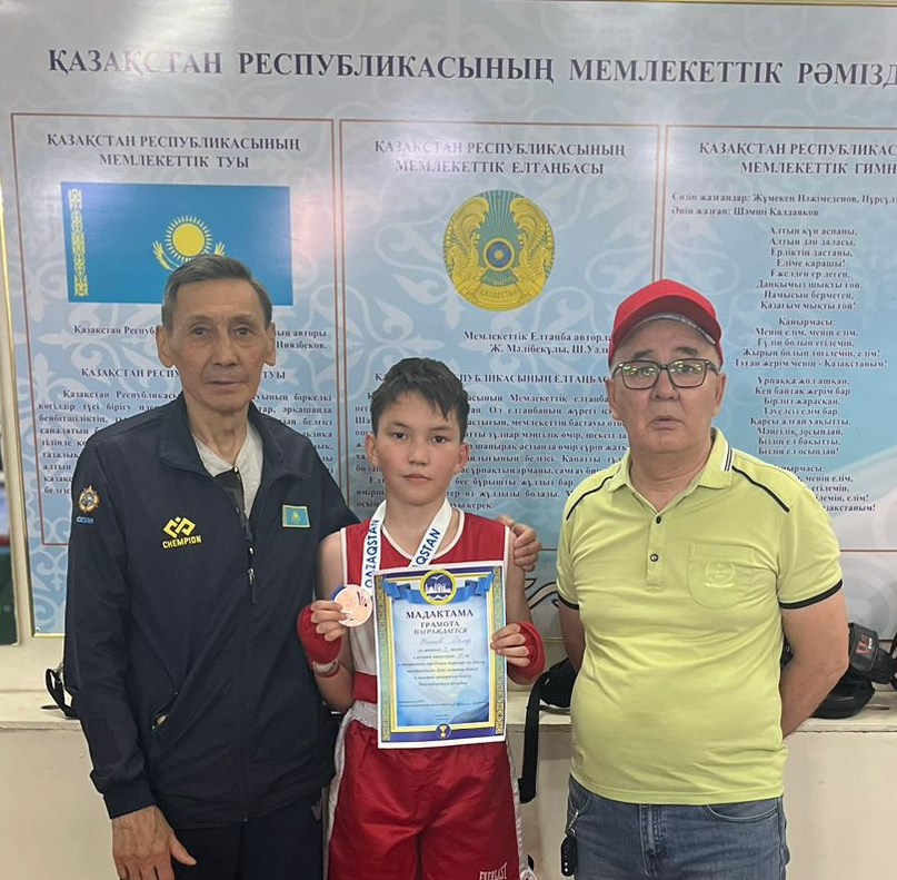 В  зале бокса ПГУ имени Вахитова Р.Г. проходил открытый турнир по боксу среди юношей посвящённый дню защиты детей и памяти ветеранов бокса Павлодарского региона.
