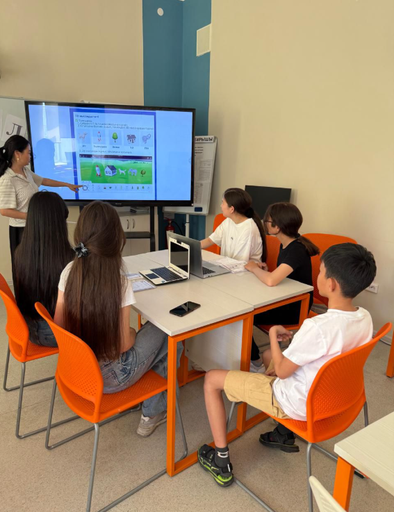 В рамках летнего лагеря прошёл увлекательный день по направлению информатики на тему «Компьютерные устройства и цифровая безопасность»! 