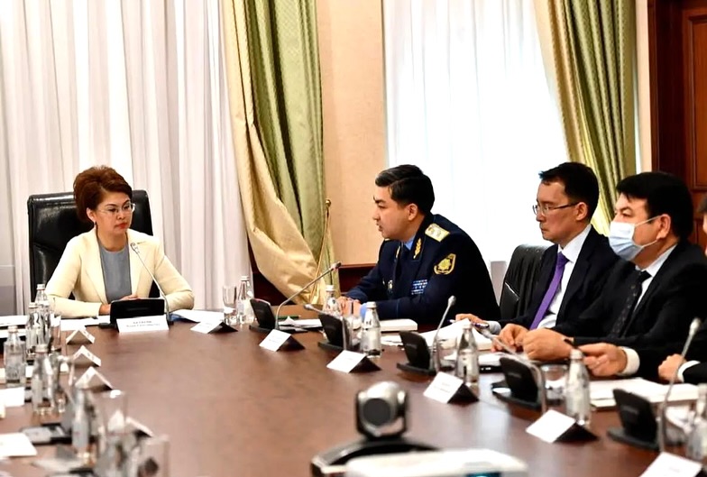 Национальная комиссия по делам женщин и семейно-демографической политике при Президенте Республики Казахстан выражает глубокую обеспокоенность участившимися случаями нахождения несовершеннолетних в общественных местах в вечернее и ночное время без сопрово