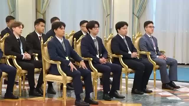 В прошлом году трехкратная чемпионка мира по шахматам Айару Алтынбек осуществила свою мечту и встретилась с Главой государства. Сегодня награду из рук Президента получил ее старший брат Ерасыл Алтынбек.