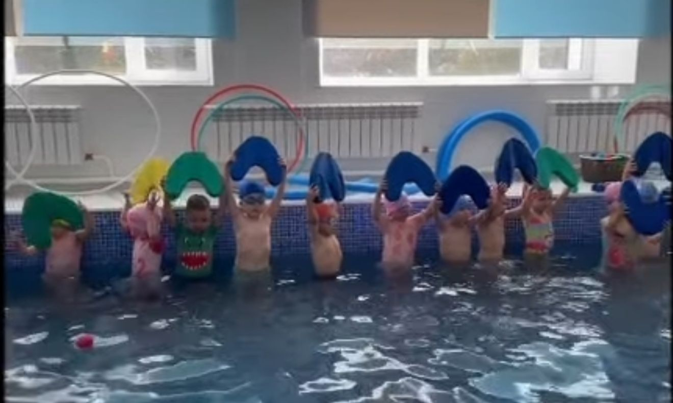 Жазғы сауықтыру кезеңінде балалардың денсаулығын нығайтып, оларды жузуге үйретудеміз . 