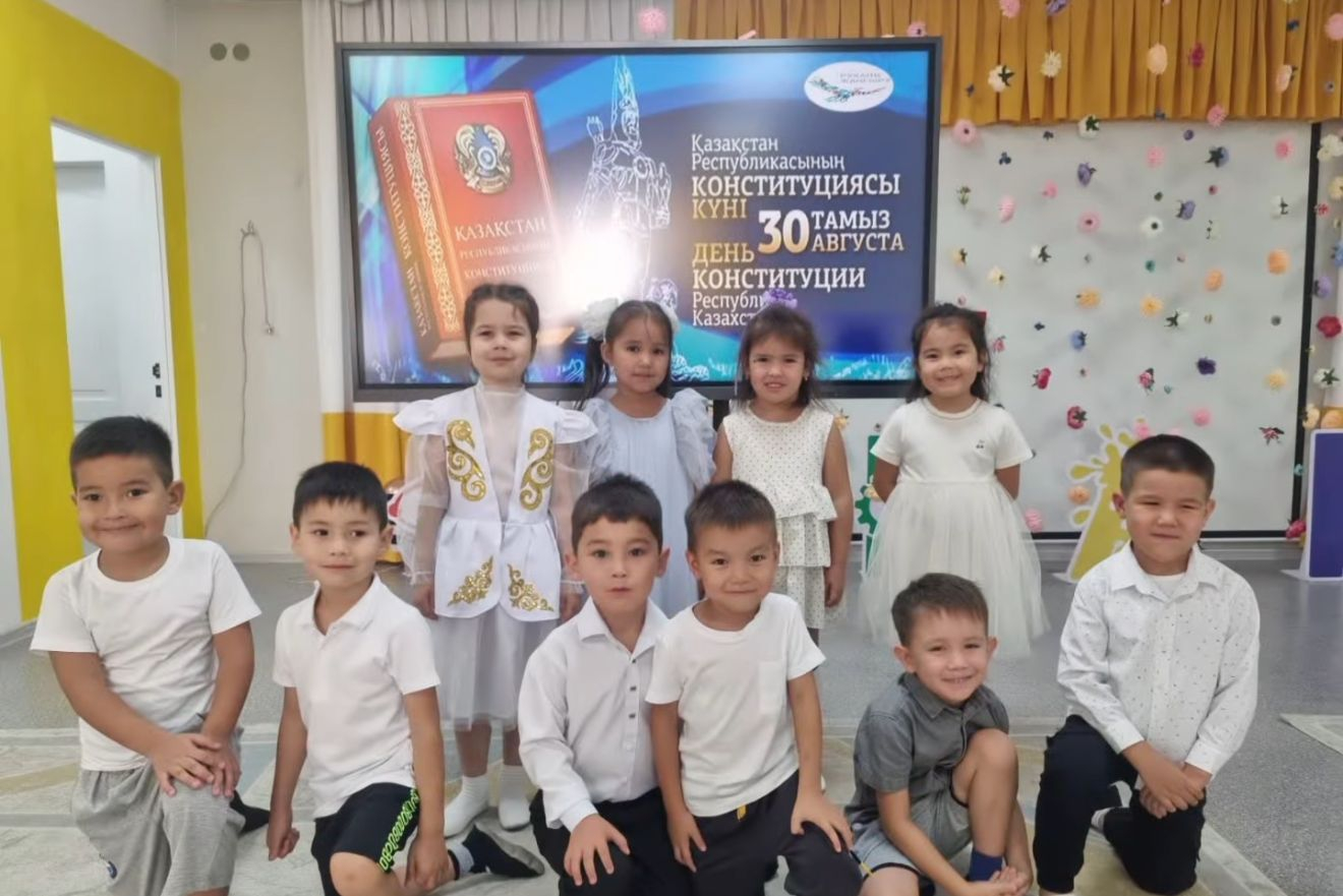 30 тамыз - Конституция күніне орай біздің мектепке дейінгі гимназиямыздың тәрбиеленушілері өз өнерлерін ортаға салып, мерекелік көңіл-күй сыйлады.