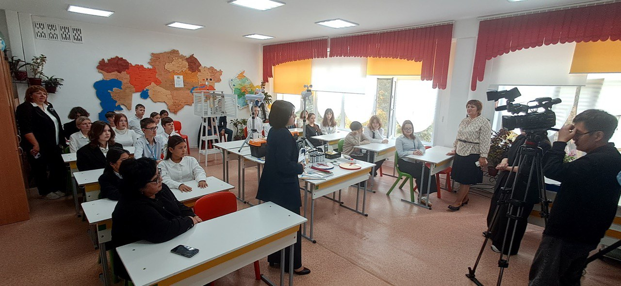 Бүгін біздің мектепте ұмытылмас оқиға өтті. Біздің мектеп QazaqGeography РҚБ жобасы аясында 