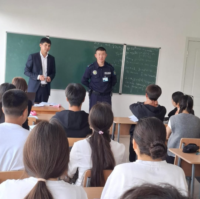 Біздің мектептің жетекші полиция испекторы Альназаров Әкімбек Канатпекұлы оқу жылы басталғаннан мектеп оқушыларымен жақын танысып, күнара келіп, жасөспірімдермен құқықбұзушылықтың алдын алу мақсатында дәрістер жүргізіп тұрады.