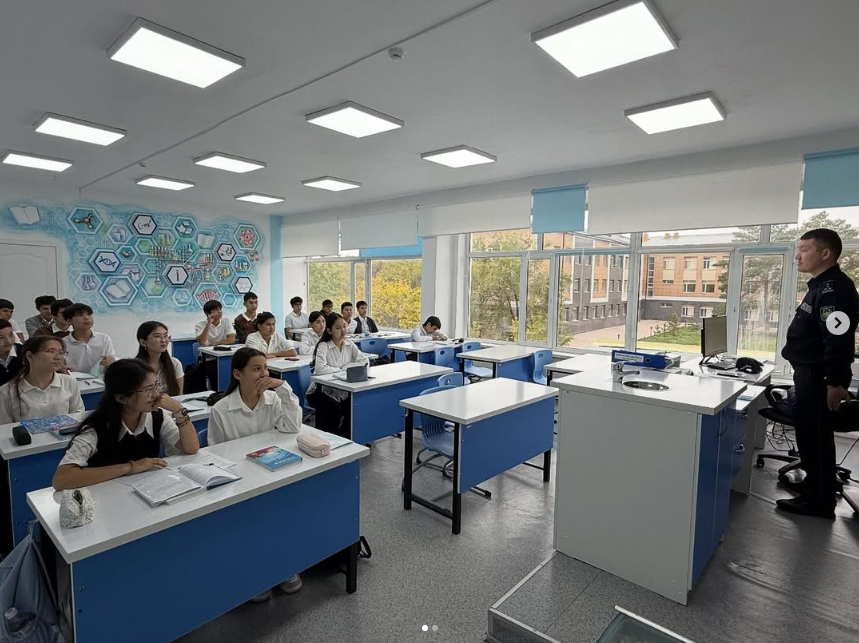 Учаскелік полиция инспекторы полиция капитаны Әлназаров Әкімбек Қанатбекұлы оқушыларымызбен қауіпсіздік шаралары туралы әңгімелесті.