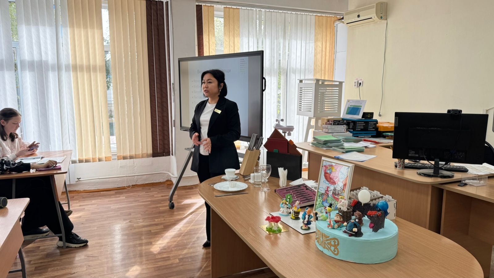 «Профильные классы в трех школах открыл Павлодарский колледж сервиса и питания» Павлодарский колледж сервиса и питания заключил меморандум о сотрудничестве  с КГУ  «СОШ №11» - 25 учеников,  КГУ  «СОШ №41» -50 учеников,  а также с КГУ «Учебно-производствен