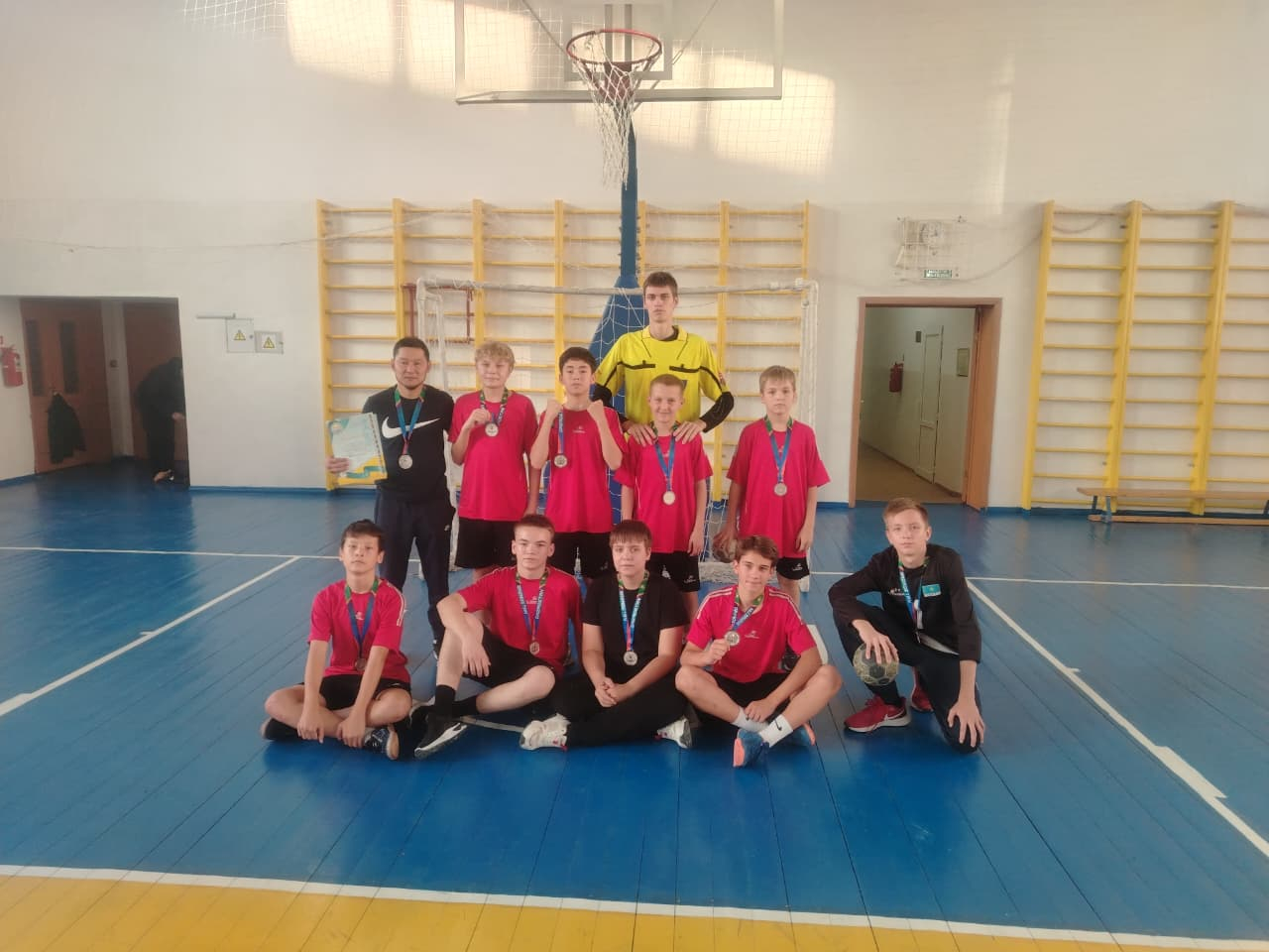 Поздравляем спортсменов нашей школы со 2 местом по гандболу. Учитель: Ерескенова А.Ж