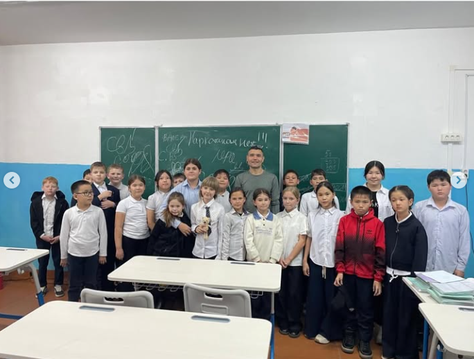 10.10.2025г. в нашей школе прошла встреча учащихся с представителями волонтёрского движения против наркотиков общественного фонд «Өмірді таңда» в рамках месячника по профилактике правонарушений, посвящённая формированию здорового образа жизни и профилакти