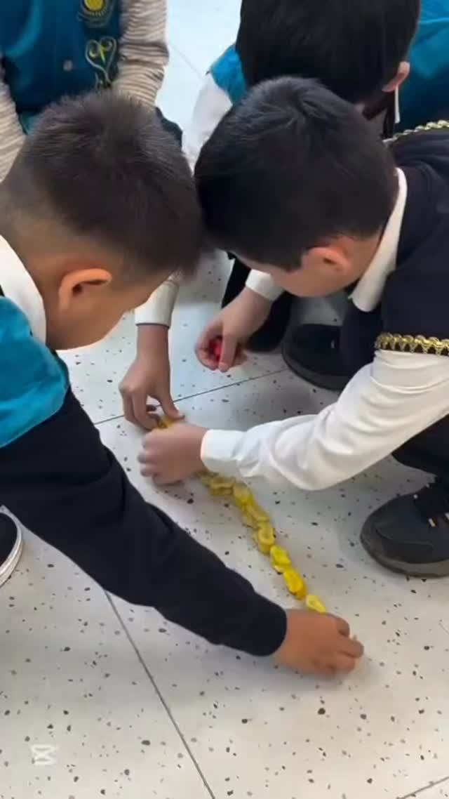 В школе №48 города Павлодара в рамках проекта «Келешек мектептері» учащиеся во время перемен активно играют в национальные игры.