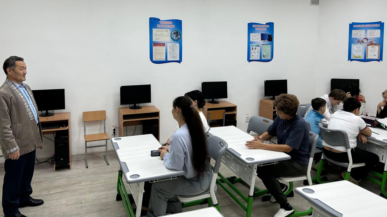 ЗРВР и психологи школы провели встречу с учащимися и их родителями «Безопасность и доверие-создаем опору». Цель встречи: укрепление связи между детьми и родителями через совместные активности.