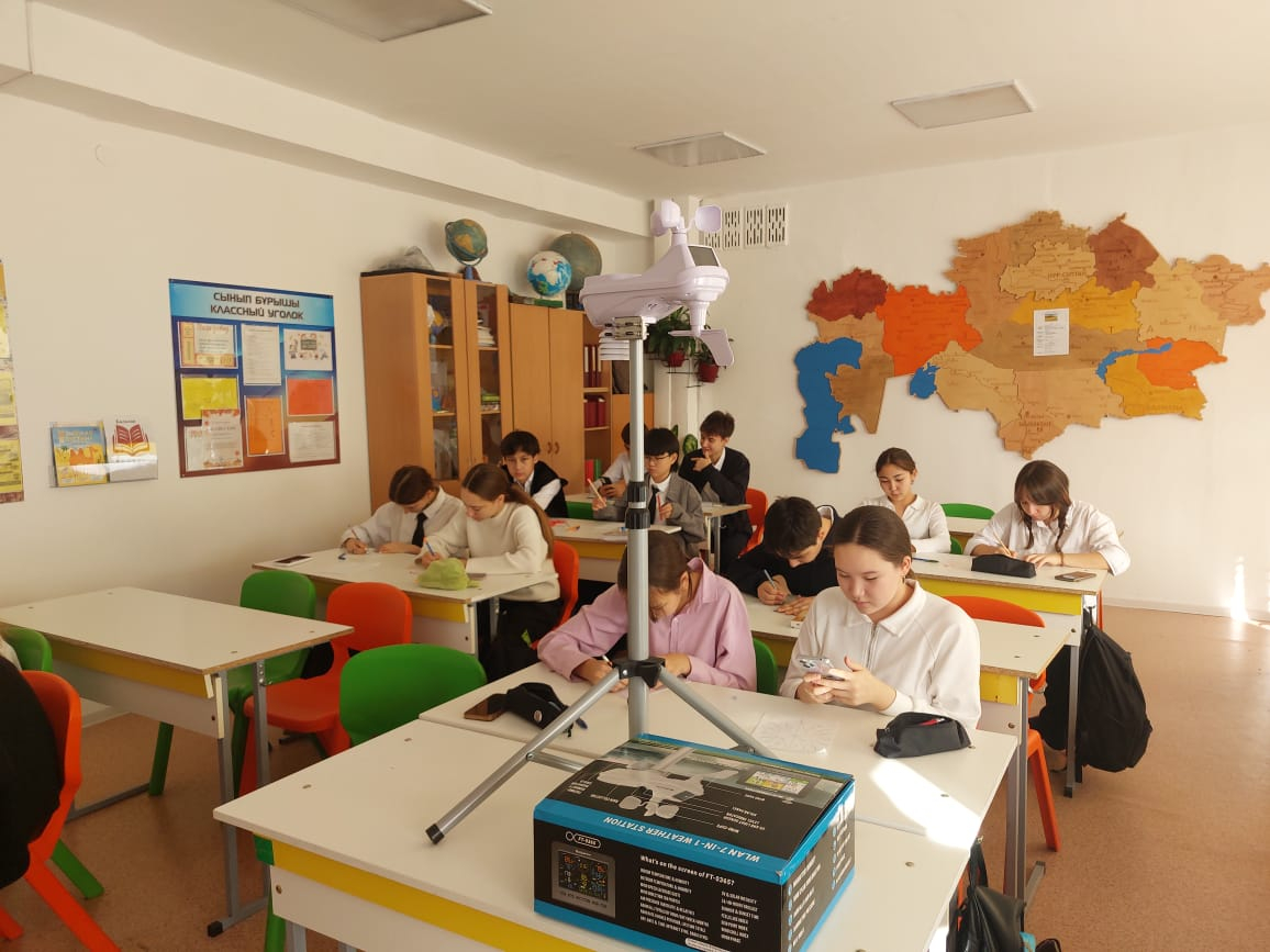 В ходе изучения метеостанции FT-00365 учащиеся 8А познакомились с принципами работы современного метеорологического оборудования. Прибор позволяет измерять температуру и влажность воздуха в помещении и на улице, скорость и направление ветра, атмосферное д