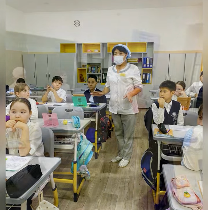 Бүгін 1 «А» сыныбында ЖРВИ-дің алдын алу бойынша сынып сағаты өтті. Оқушылар вирустар туралы көрініс көрсетіп, денсаулықты сақтаудың маңызды ережелерін еске салды.