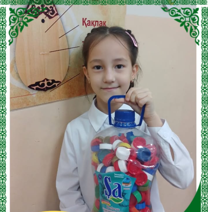 3 «В»сынып оқушысы Камалова Наргиз бөтелке қақпағын жинауға белсене қатысады.