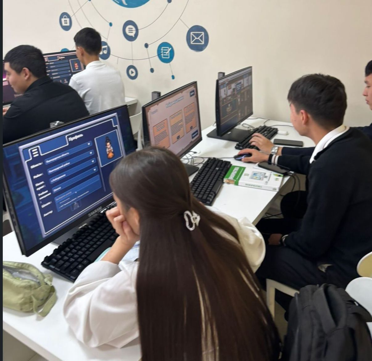 10–11-сынып білім алушылары қаржылық қауіпсіздікке арналған «Qarjy Saqshysy – Қаржы сақшысы» оқу ойынынa қатысты. Интерактивті тапсырмалар барысында оқушылар қаржылық тәуекелдерді анықтауды, алаяқтық схемаларды тануды, жауапты шешім қабылдауды және «жеңіл