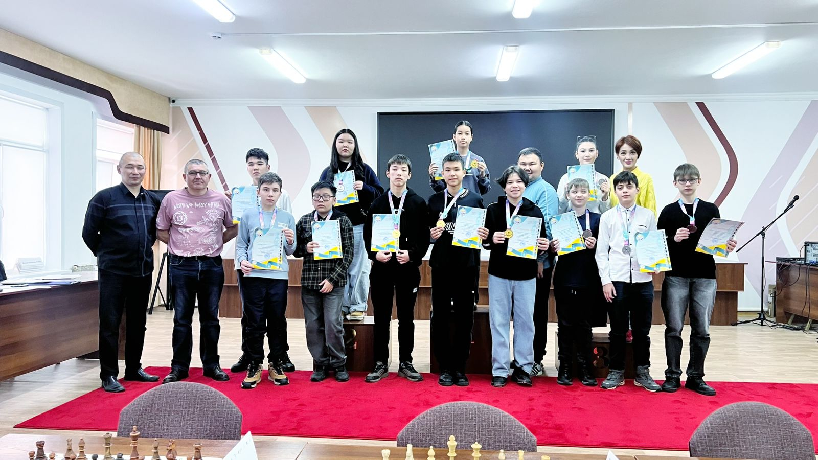 Құттықтаймыз D.M. Кертаева және оның шәкірттері қалалық шахмат турнирінің жеңімпазы.