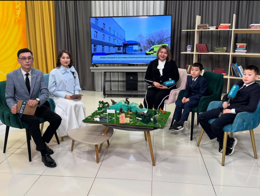 Зерде республикалық ғылыми жобалар байқауының облыстық кезеңі жүлдегерлері, мектебіміздің дарынды жас зерттеушілері 2 сынып оқушысы Амренов Санжар мен 4 сынып оқушысы Нұғыман Айсұлтан және олардың ғылыми жетекшісі Ассанова Жанат Темирбулатқызы “Жаңа таң” 