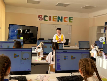 “Идеядан тәжірибеге: Lesson Study-ді мектепте енгізу” жобасы аясында № 4 фокус-тобы 3-сыныбында “Менің ойыным” тақырыбында цифрлық сауаттылық бойынша зерттеу сабағын өткізді.