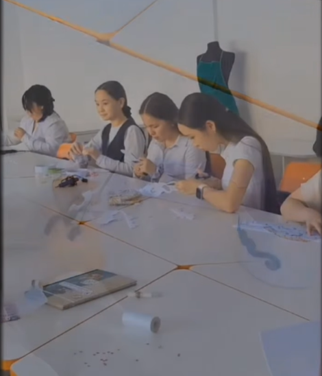 Ұлттық стайл жобасы аясында оқушылар өз қолдарымен этно стильдегі брошюра жасады.