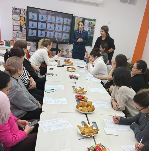 Заң және тәртіп айлығы аясында мектебіміздің аналар клубы мен Павлодар қаласы ПБ қоғамдық қауіпсіздік бөлімінің тұрмыстық зорлық-зомбылыққа қарсы күрес бөлімшесінің инспекторы полиция капитаны Абжанова Айзат Толегенкызы аналар клубының мүшелерімен кезбесу