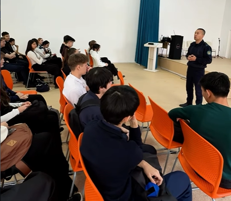 Сегодня, 5.02.2026 г., в нашей школе состоялась профориентационная встреча с учащимися 11-х классов. Гостями мероприятия стали представители Департамента полиции Павлодарской области.