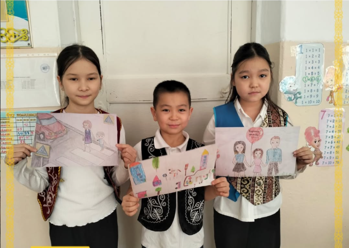 4 “Ә” сынып оқушылары “ДосбоLike” бағдарламасы аясында “Қауіпсіз балалық шақ” сурет көрмесіне белсене қатысты.