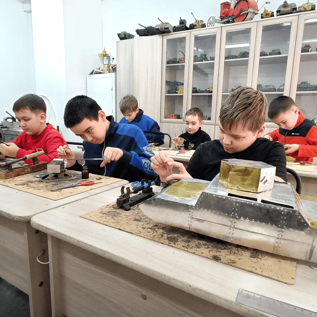 Работа в кружке стендового моделирования.