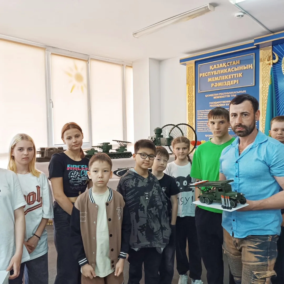 Техникалық үйірмелердің тәрбиеленушілері мен педагогтары Ұлы Отан соғысының 80 жылдығына арналған көрме ұйымдастырды.