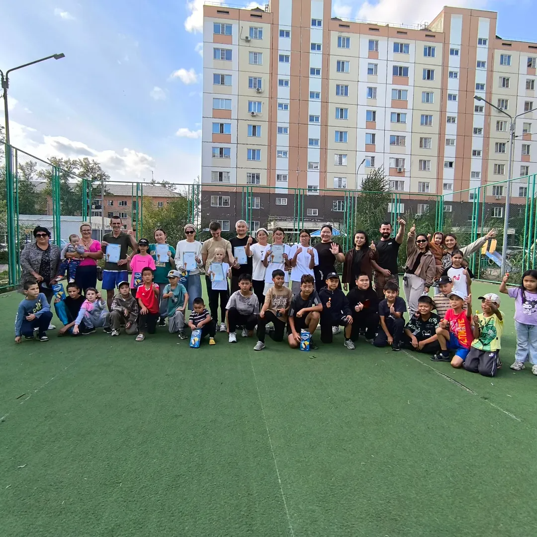 В рамках празднования Дня семьи в нашей школе прошли спортивные соревнования с участием родителей и детей