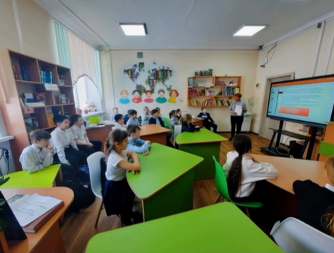 В школьной библиотеке СОШ №27 города Павлодара прошло мероприятие, посвящённое 95-летию со дня рождения Мукагали Макатаев.