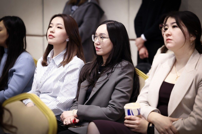 Назарбаев Университетінің Жоғары мемлекеттік саясат мектебінің алаңында ҚР Оқу-ағарту министрі Жұлдыз Сүлейменованың қатысуымен «Жасанды интеллект дәуіріндегі білім беру жүйесін трансформациялау» тақырыбында ашық дәріс өтті. 