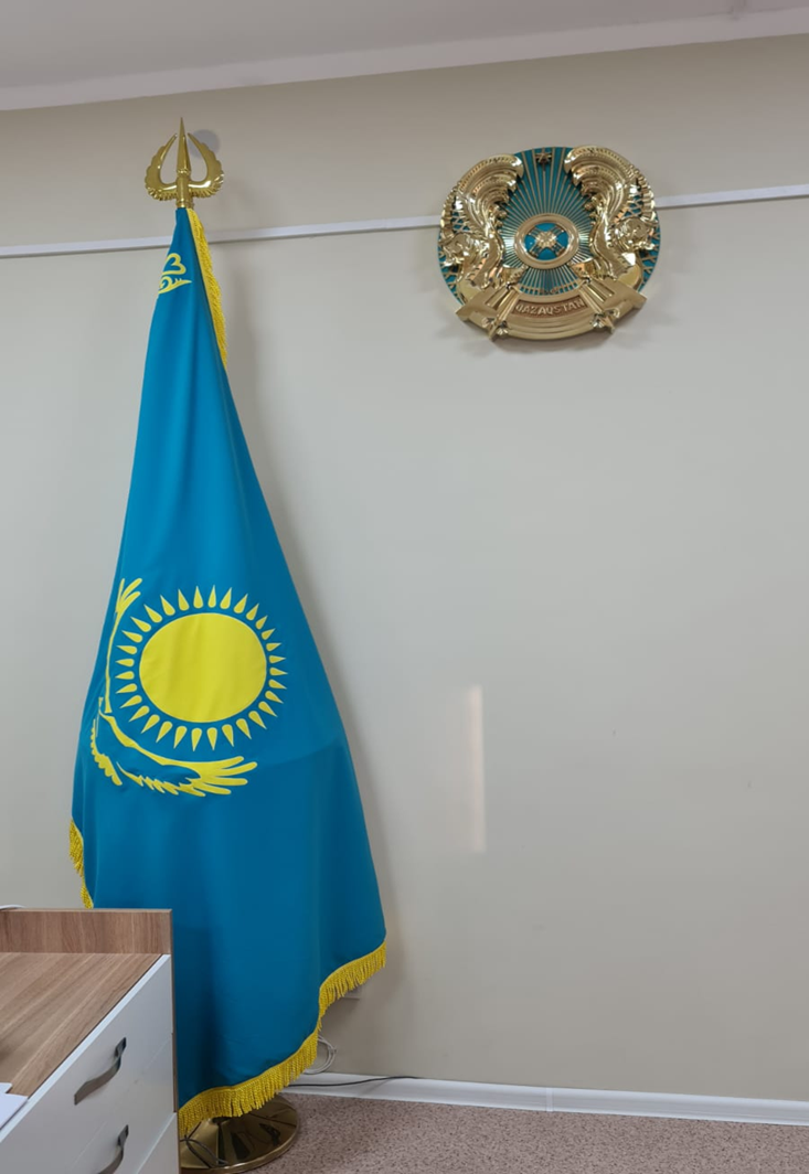 государственный флаг и государственный символ в кабинете руководителя