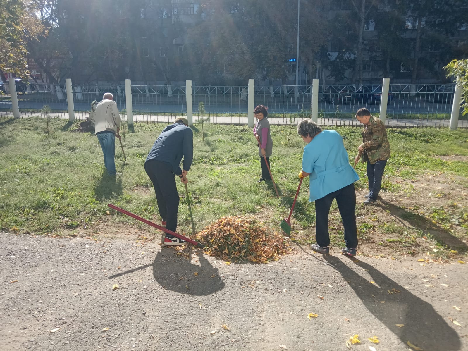 ​В целях реализации плана мероприятий Концепции развития экологической культуры «Таза Қазақстан» сотрудники и учащиеся школы приняли участие в акции «Чистый двор». Такие мероприятия не только преображают территорию нашей школы, но и наглядно учат ребят от