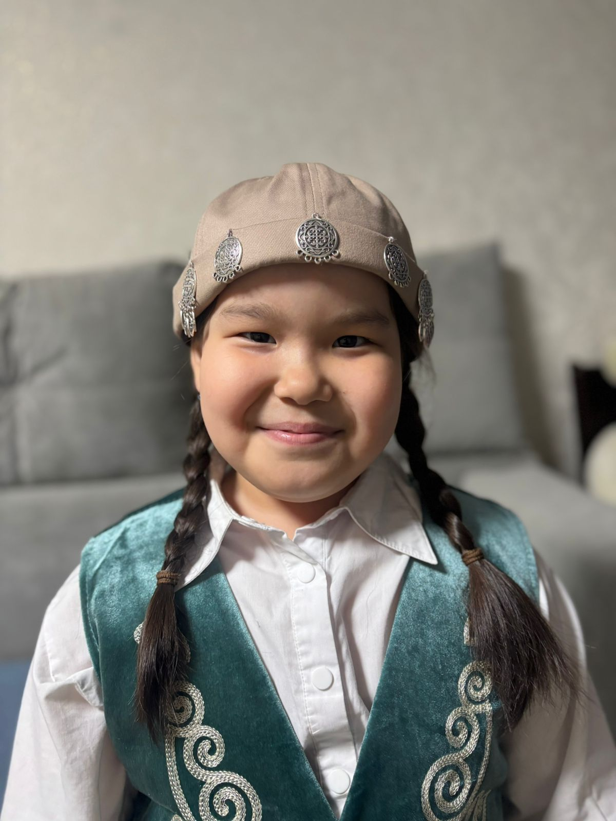 Айтчанова Айзере , 2 «Б» сынып оқушысы, «Ұлттық Style» облыстық жобасы аясында этно-бас киімдер дайындау байқауына қатысуда.