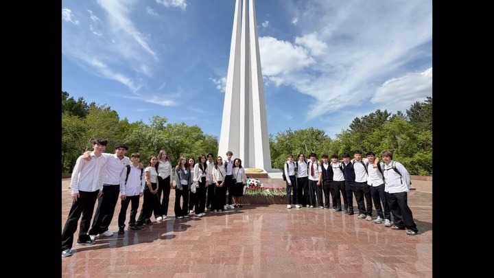 Жеңіс күні қарсаңында 10 «В» сынып оқушылары Даңқ Обелискісіне гүл шоқтарын қою рәсіміне қатысты. Оқушылар ардагерлерге және Отанымыздың бостандығын қорғағандардың барлығына алғыс білдіріп, батырларды еске алды