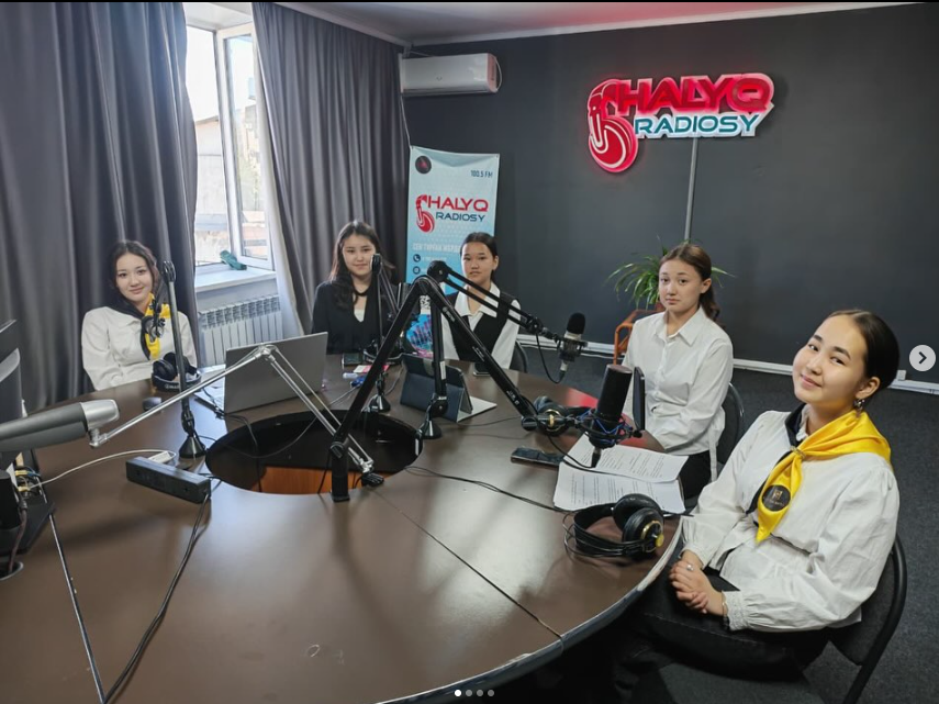 Мектебіміздің “Алтын белгі иегерлері” Манат Саида мен Камирова Каусар “Халық радиосына” сұхбат берді.