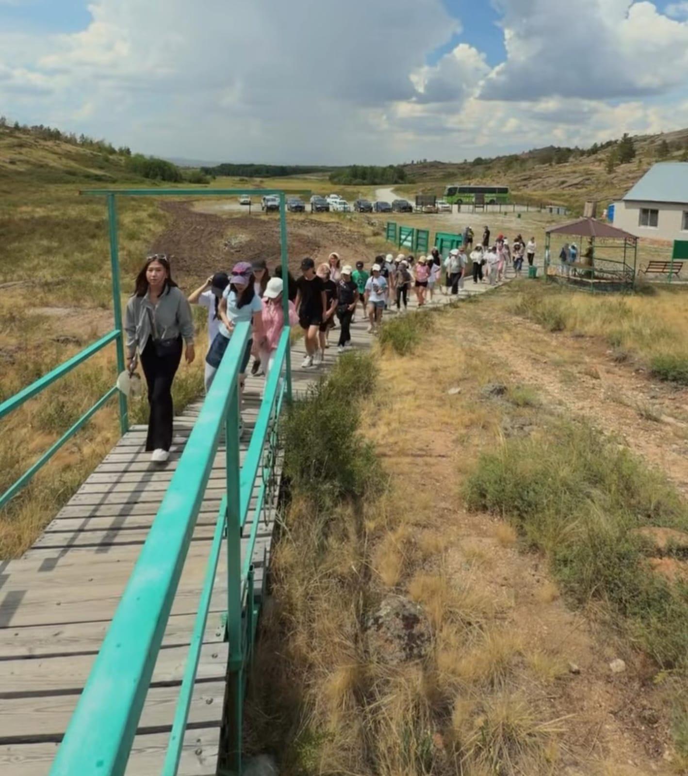 Бүгін «LEADER CAMP 2026» лагерінің қатысушылары киелі Қоңыр әулие үңгіріне саяхат жасады.