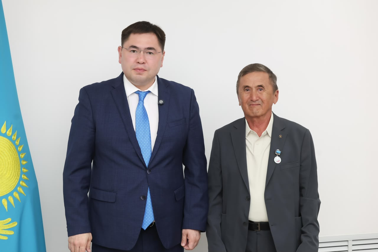 Қала күні қарсаңында Ахмет Рашитұлы Қапашев «Қаланың дамуына қосқан үлесі үшін» төсбелгісімен марапатталды.