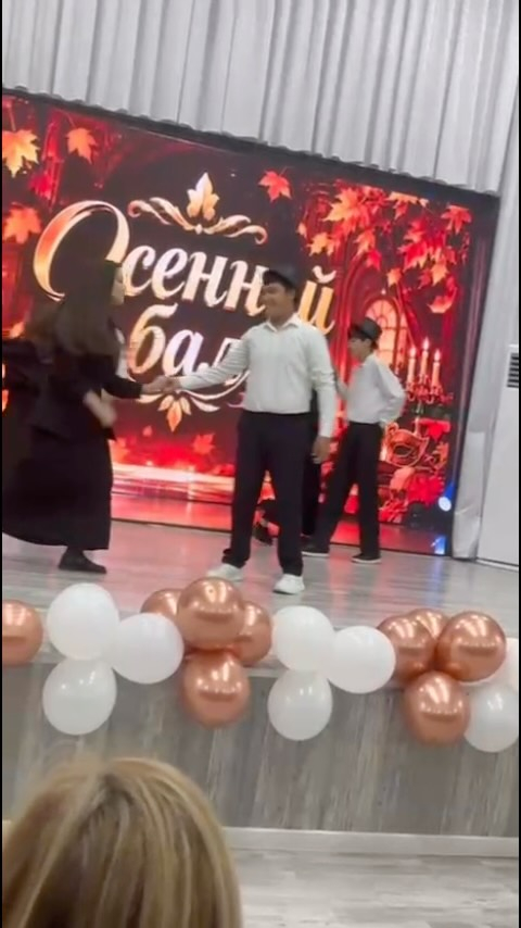 В нашей школе прошёл яркий и незабываемый осенний бал среди учащихся 9-х классов! Ребята подарили всем присутствующим настоящий праздник осени, наполненный красивыми выступлениями, творчеством, музыкой и отличным настроением.