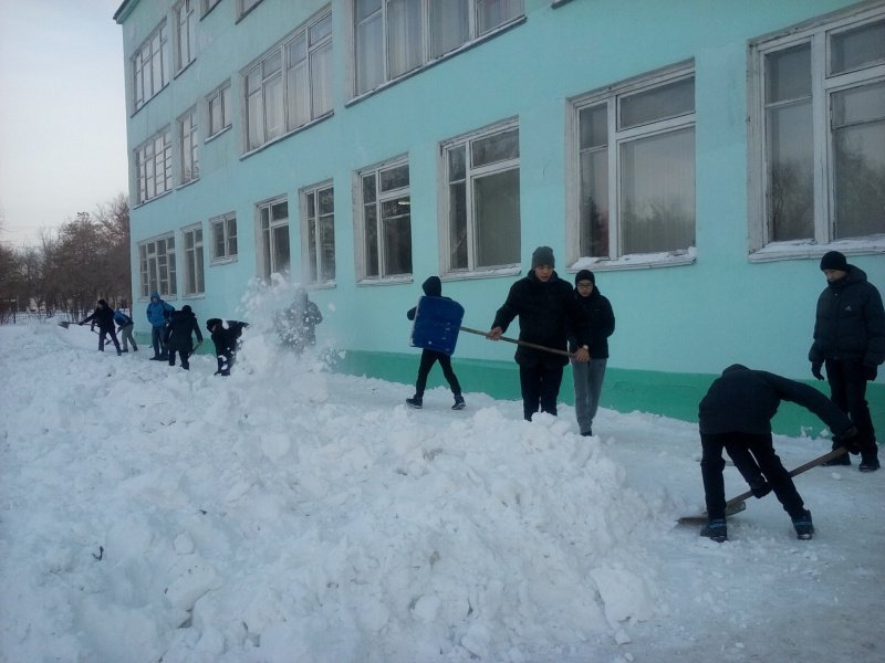 Туған мектебінің ауласын қардан тазалау бойынша сенбілік