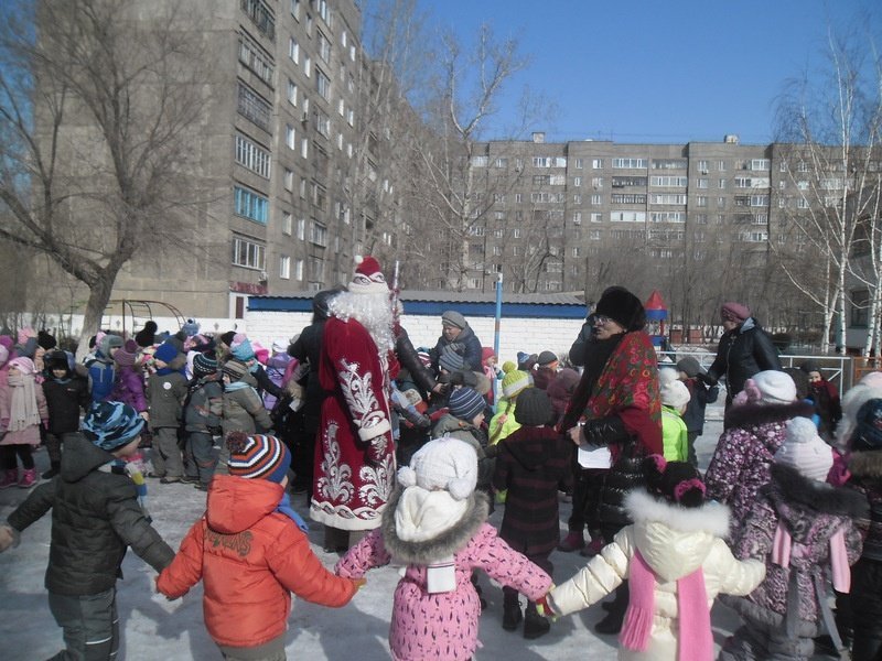 С широкой Масленицей!